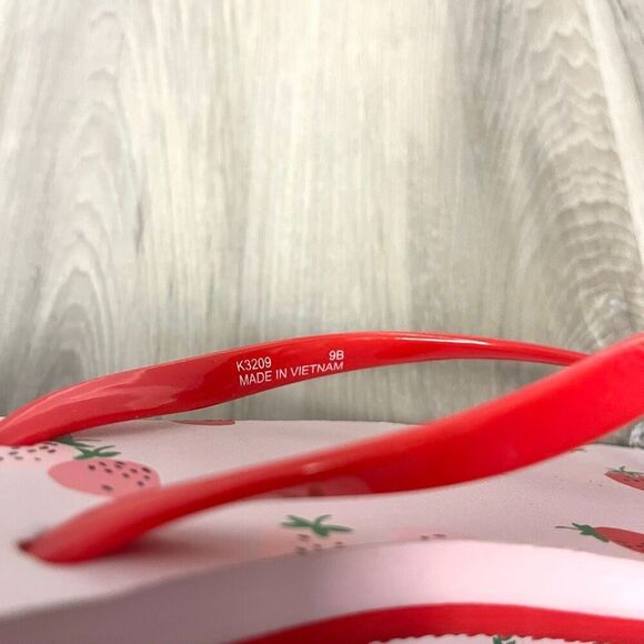 Kate Spade Sandals Women’s 9 Fiji Red & Pink Strawberry Printed Flip Flop New - Picture 4 of 7